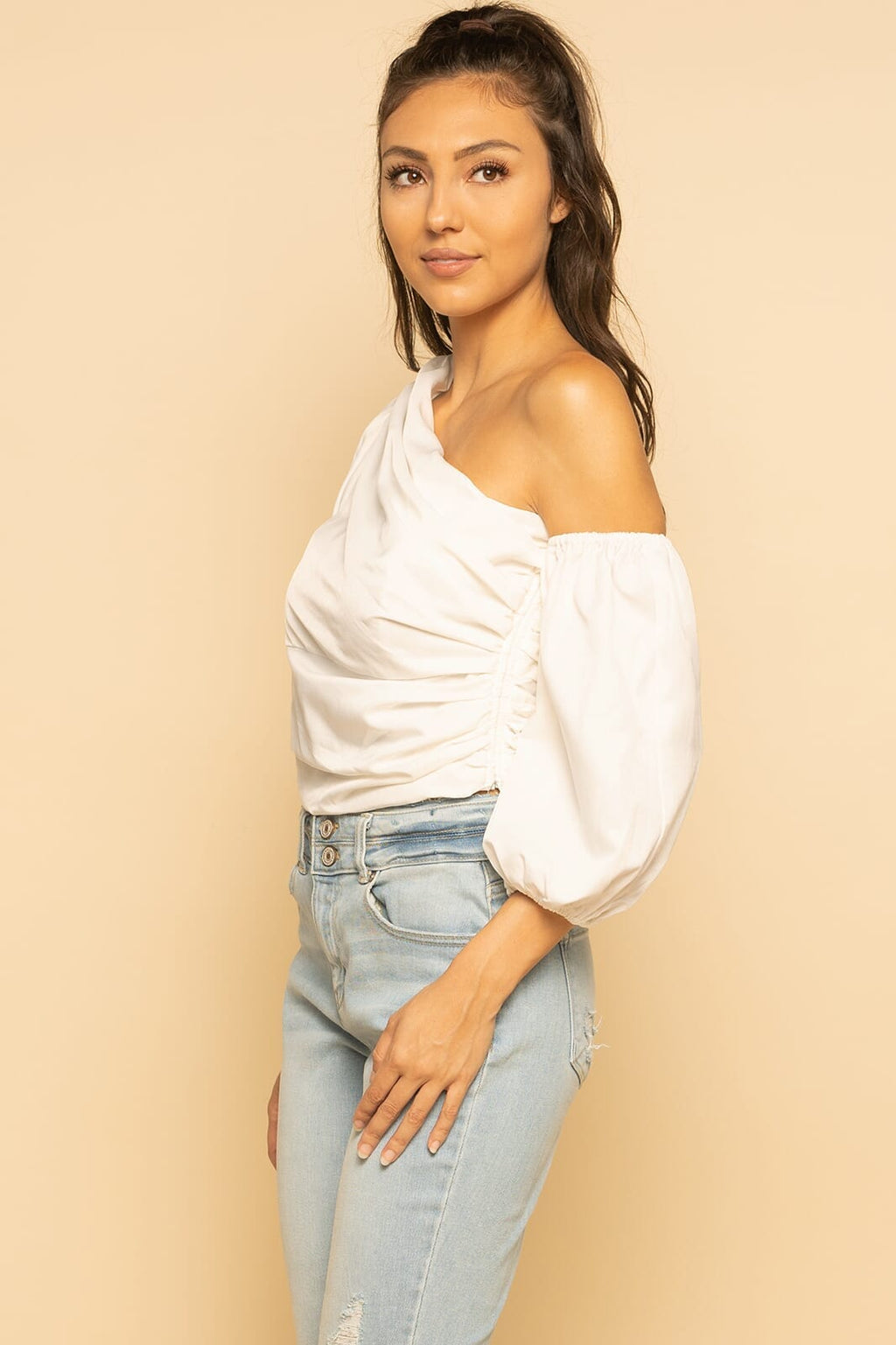 Blusa  asimétrico chic con frunce en un solo hombro