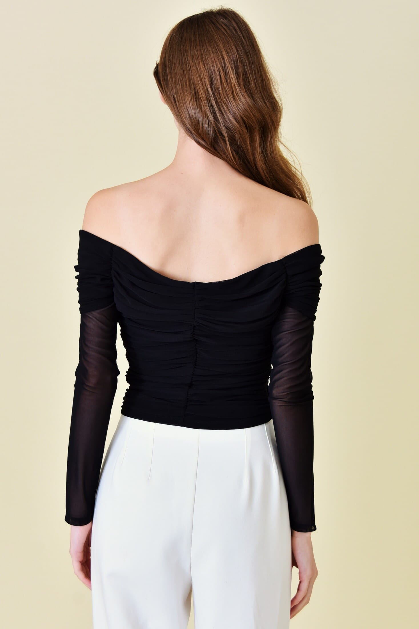 Blusa de hombros descubiertos de malla negra y mangas largas