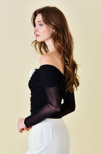 Blusa de hombros descubiertos de malla negra y mangas largas