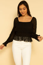 Blusa negra elegante de escote cuadrado con mangas abullonadas y puntos suizos