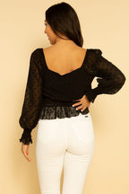 Blusa negra elegante de escote cuadrado con mangas abullonadas y puntos suizos