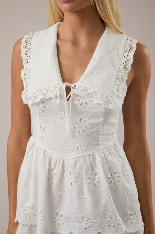 Vestido corto coqueto escote en V con ojales decorativos