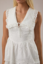 Vestido corto coqueto escote en V con ojales decorativos