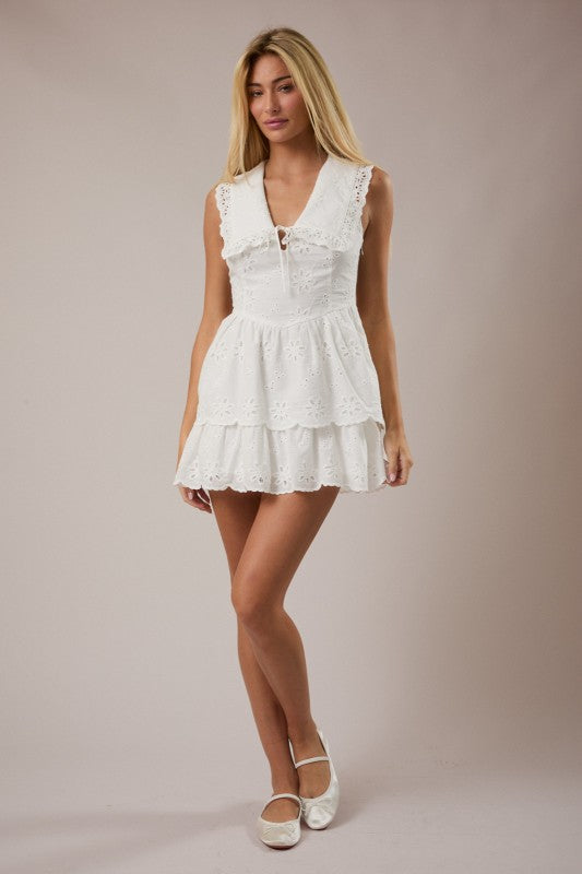 Vestido corto coqueto escote en V con ojales decorativos