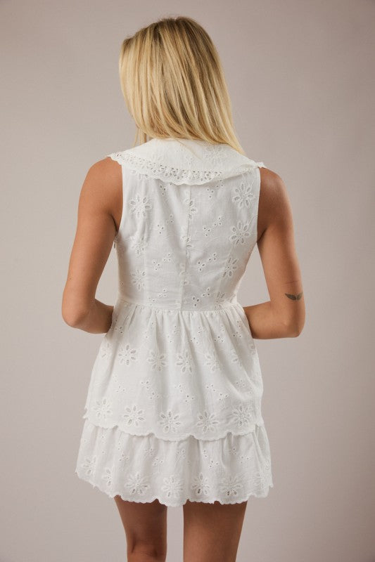 Vestido corto coqueto escote en V con ojales decorativos
