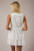 Vestido corto coqueto escote en V con ojales decorativos
