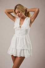 Vestido corto coqueto escote en V con ojales decorativos