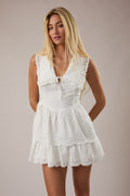 Vestido corto coqueto escote en V con ojales decorativos