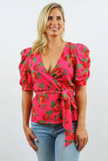 Blusa envolvente de manga abullonada con estampado floral en rosa