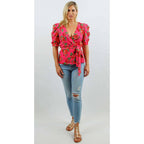 Blusa envolvente de manga abullonada con estampado floral en rosa