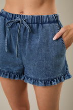 Bermudas de denim elásticos de tiro medio con dobladillo volante coqueto