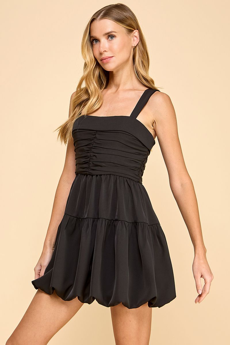 Vestido con detalle fruncido y corte entallado con falda acampanada