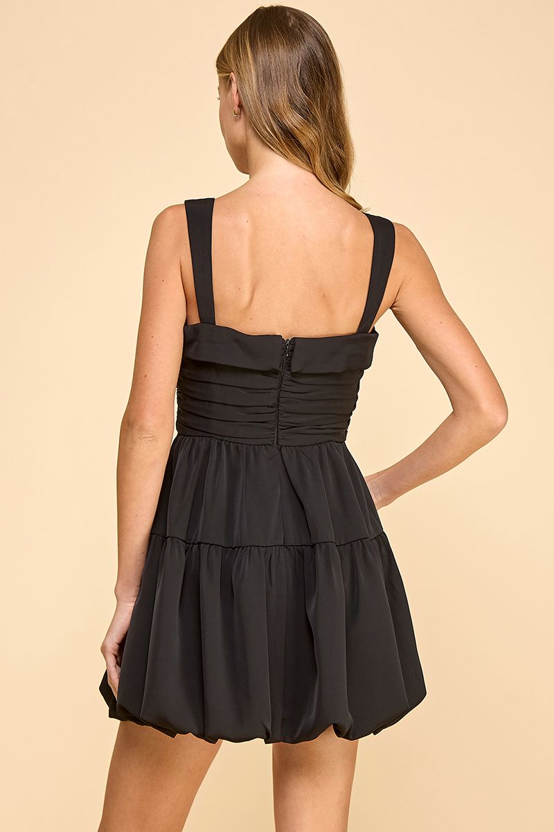 Vestido con detalle fruncido y corte entallado con falda acampanada