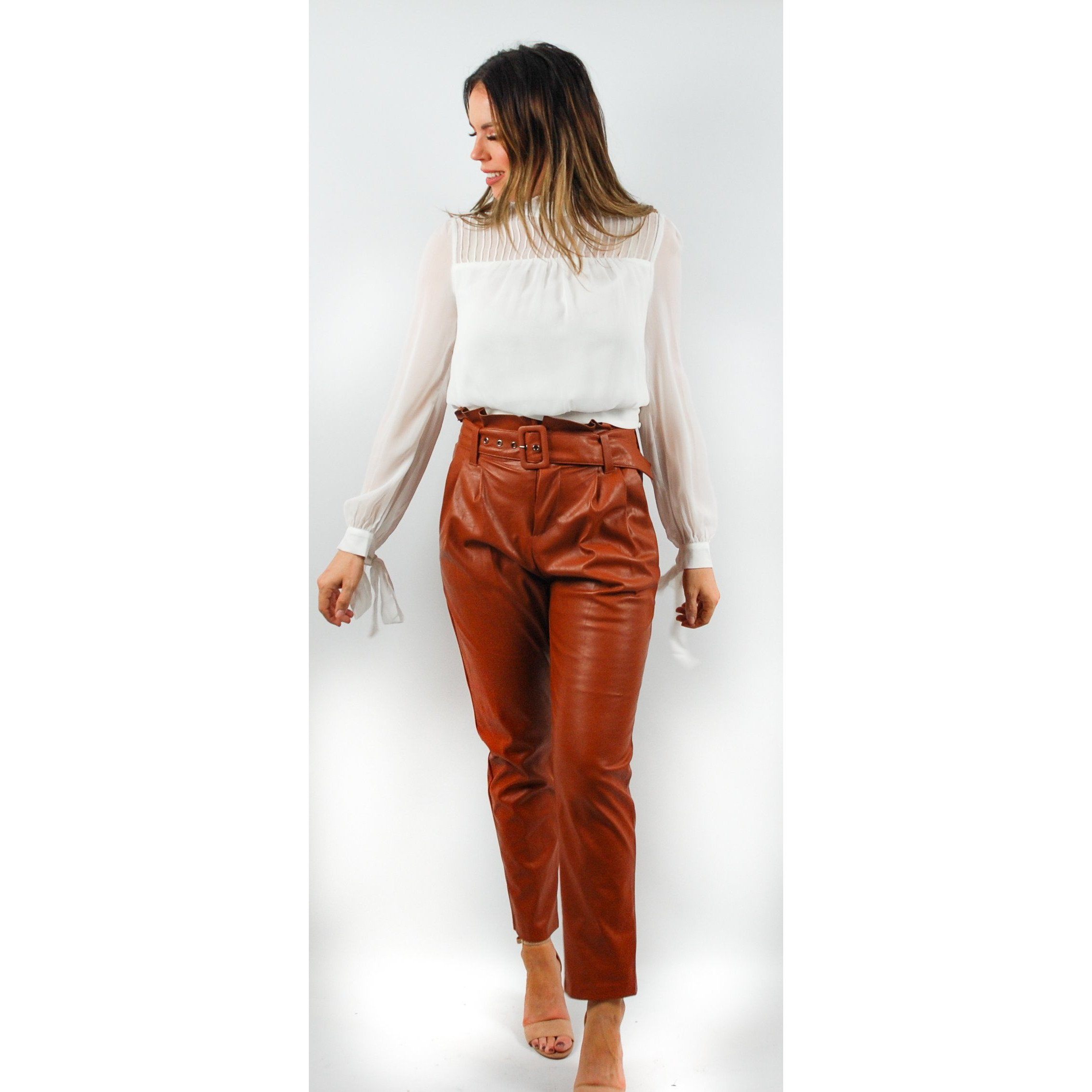 Blusa blanca con pliegues, mangas con lazos en los puños y escote con abertura